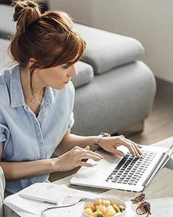 SRH DLU Master 100% Flexible. Woman working from livingroom with laptop